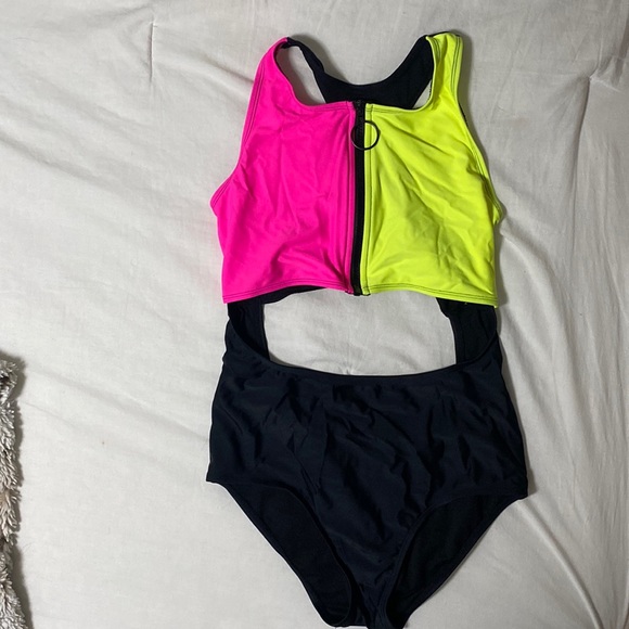 •one-piece cutout bathing suit - Picture 1 of 6